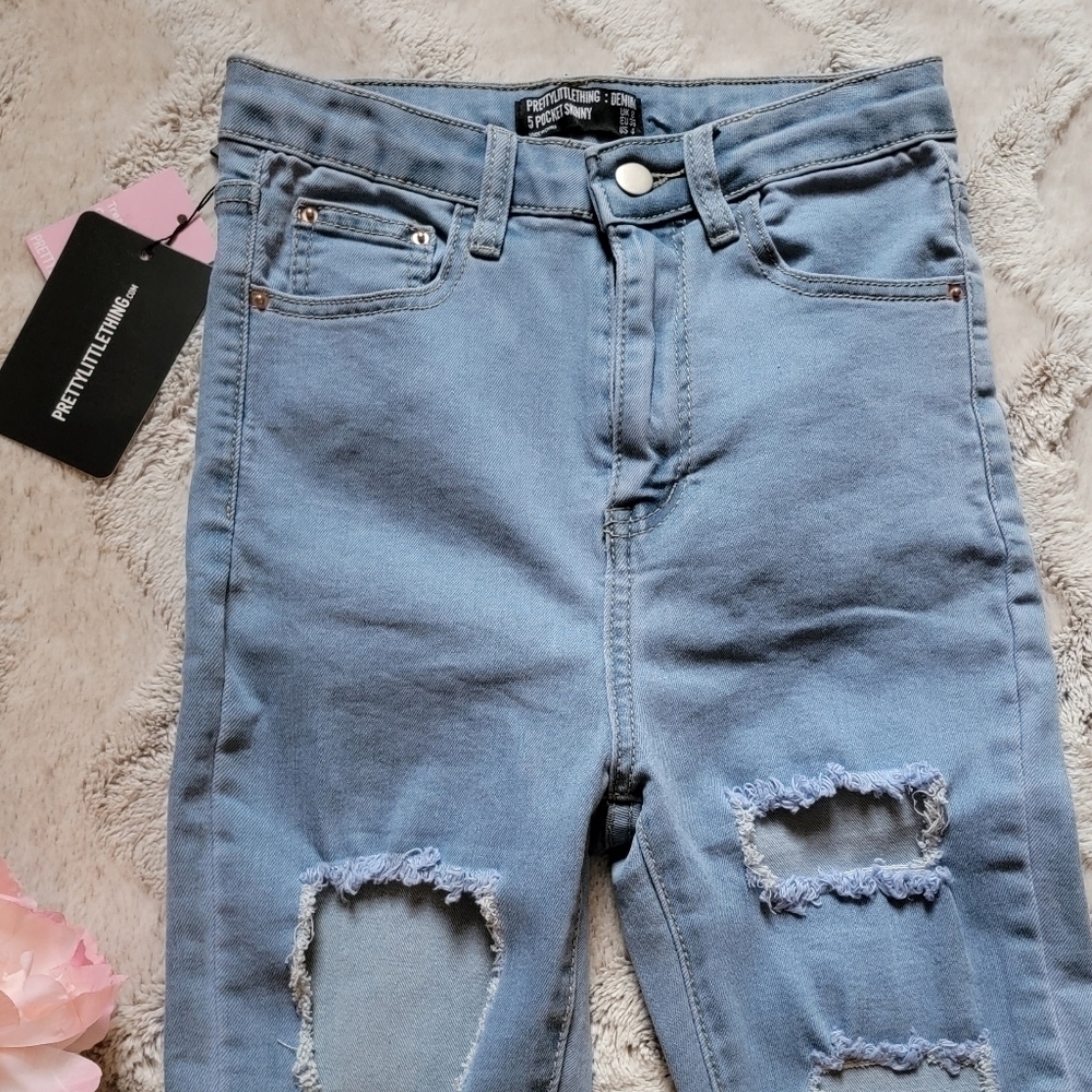PrettyLittleThing Light Wash Open Distress Thigh 5Pocket Skinny Jean NWT 4 - Picture 4 of 16
